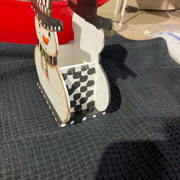 Folk Hand painted napkin holder snowman, ornaments, towels, plate. Curtain ties - Picture 10 of 13